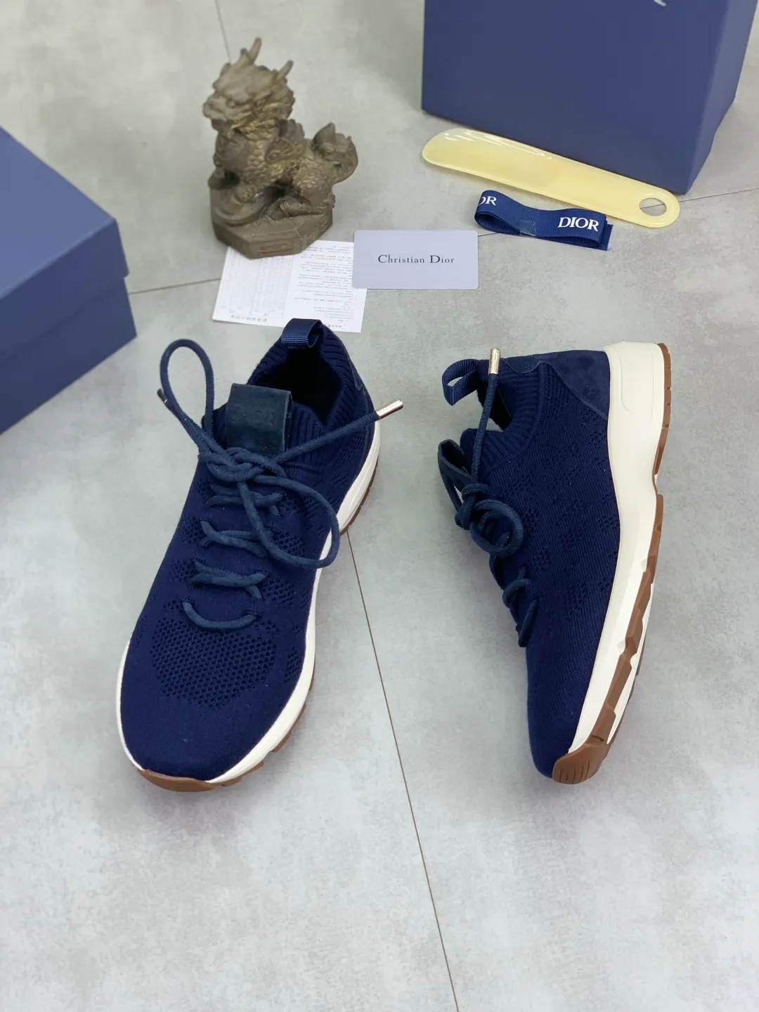 Men's men's shoes P400 new Dior Tech sneakers 2026 early spring series new products, with fashionable details, highlighting retro aesthetics. The fly-knit upper is spliced ​​with the sides of apricot transparent mesh fabric, and the leading edge of the upper window is laminated with high-frequency flat ironing and counter-pressure. The original craftsmanship is beautiful, comfortable and does not fall off. The interior is made of tonal sheep lining, which is soft and comfortable. The heel and tongue are embellished with the Paris logo. The textured TPU soles with the same tonal logo add to the high-end style.  Code number: 38-45 (46 customized)